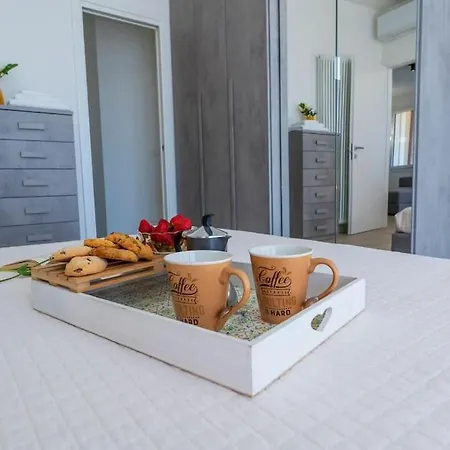 Rossini Vicino Al Teatro Rossini By Yohome *